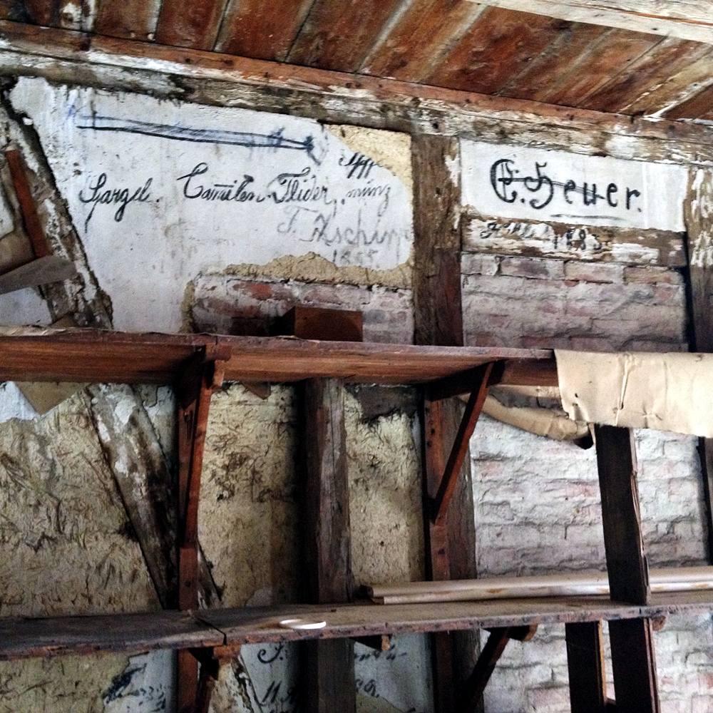 Alte Schriftproben im Fachwerkhaus