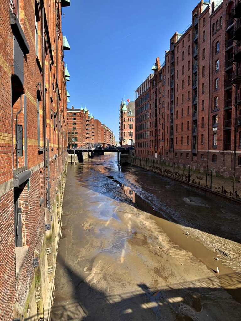 Ebbe in der Hamburger Speicherstadt